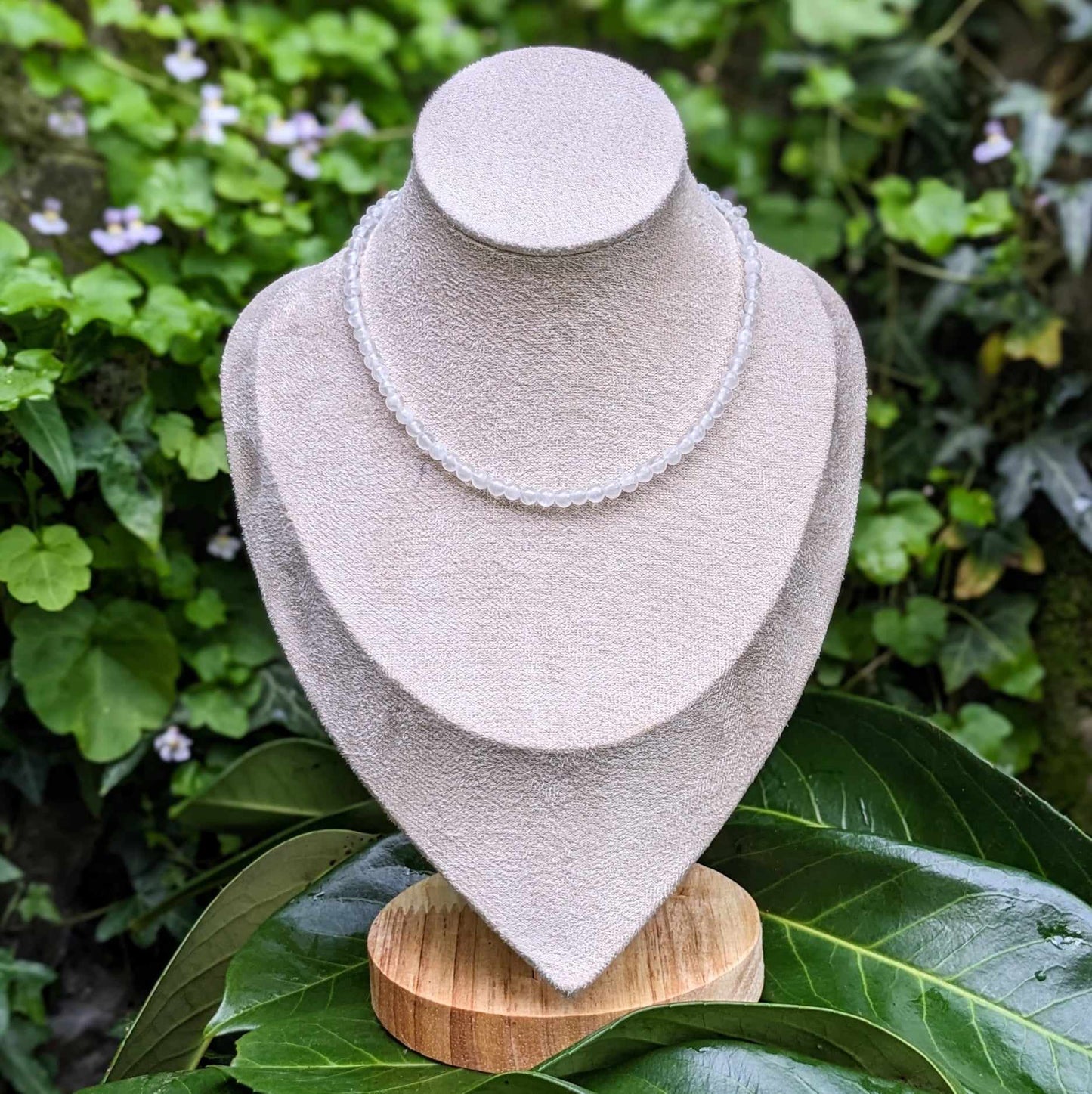COLLIER RAS DE COU EN PERLES NATURELLES DE CRISTAL DE ROCHE