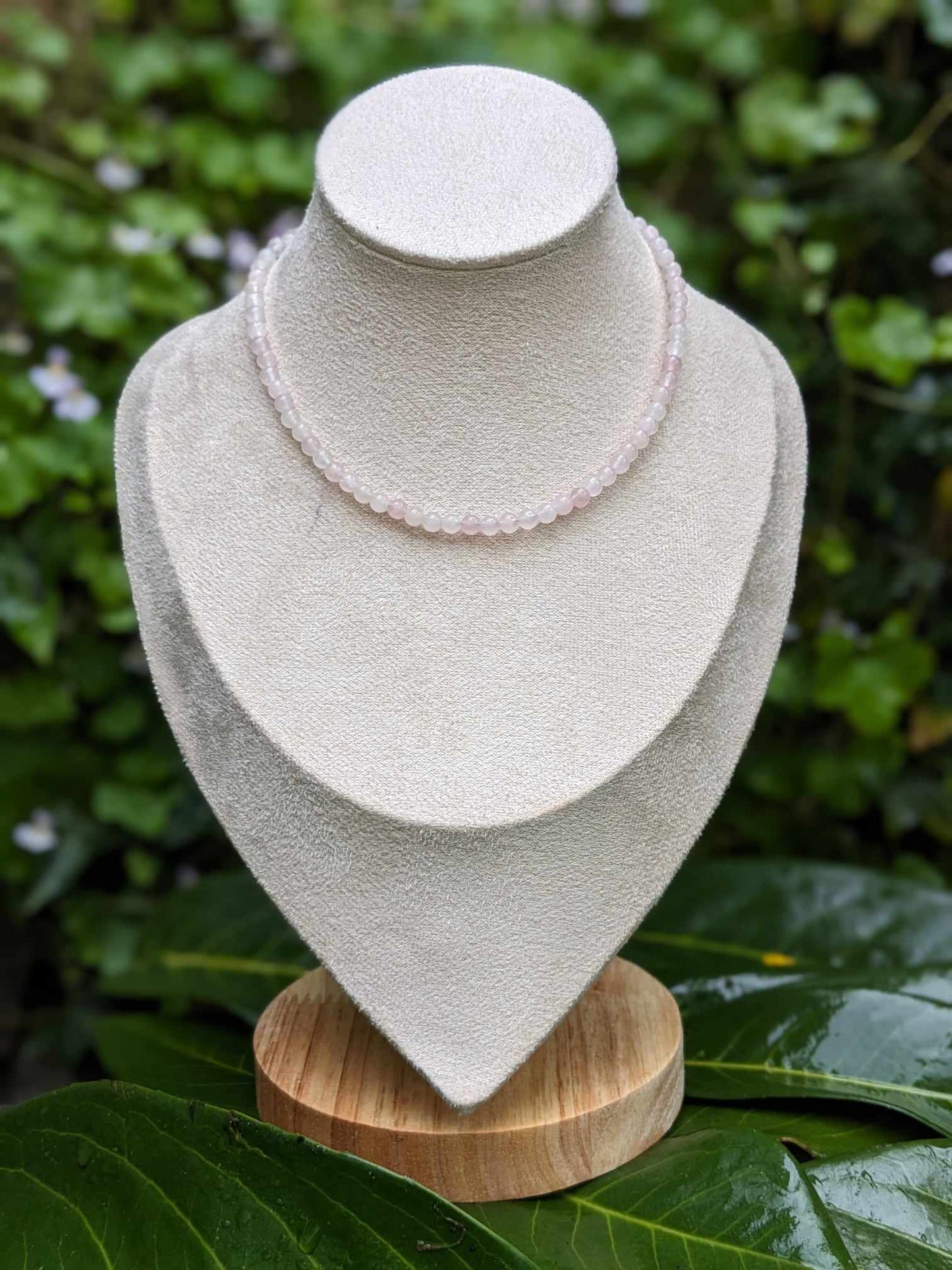 COLLIER RAS DE COU EN PERLES NATURELLES DE QUARTZ ROSE