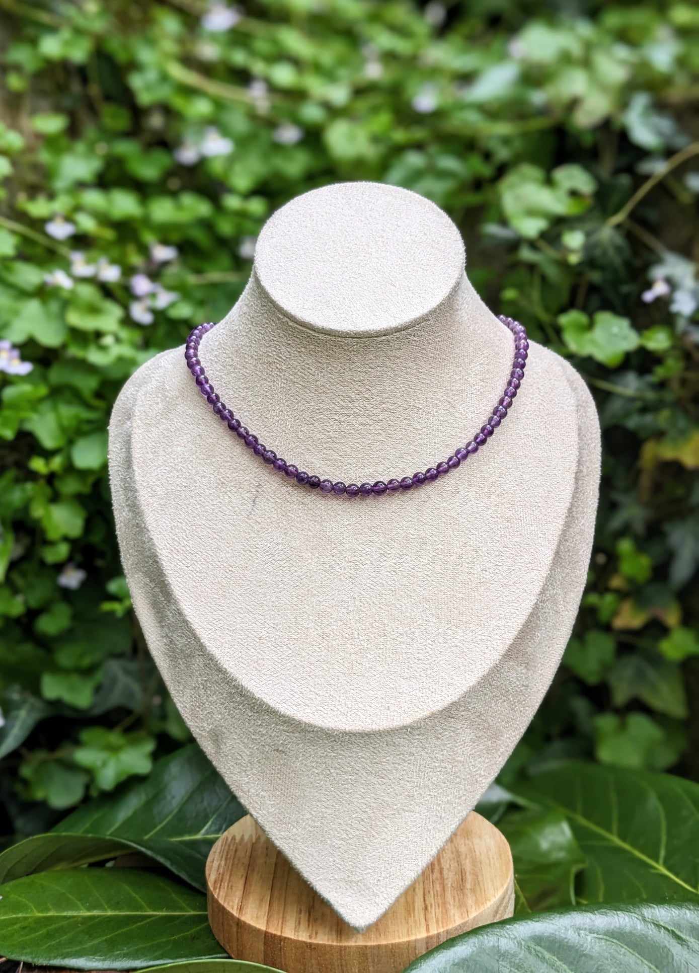 COLLIER RAS DE COU EN PERLES NATURELLES D'AMETHYSTE