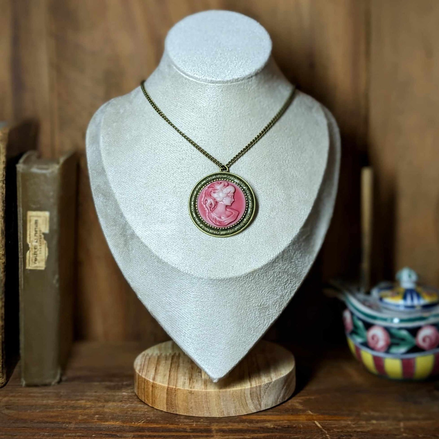 Collier Victorien en laiton et médaillon camée - Modèles au choix