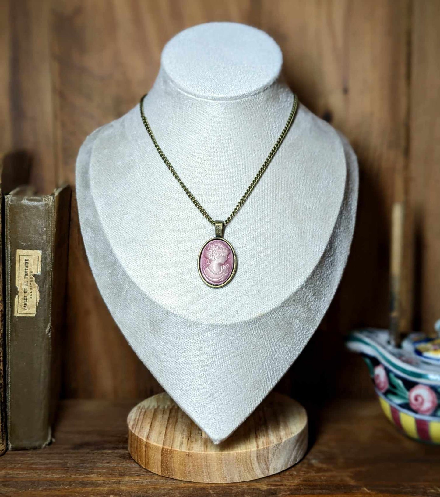 Collier Victorien en laiton et médaillon camée - Modèles au choix