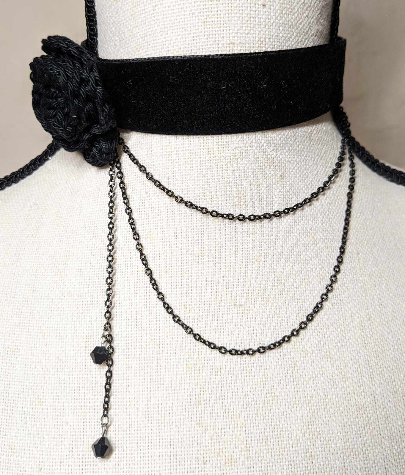 Collier ras de cou Victorien - Rétro velours noir avec Fleur au crochet