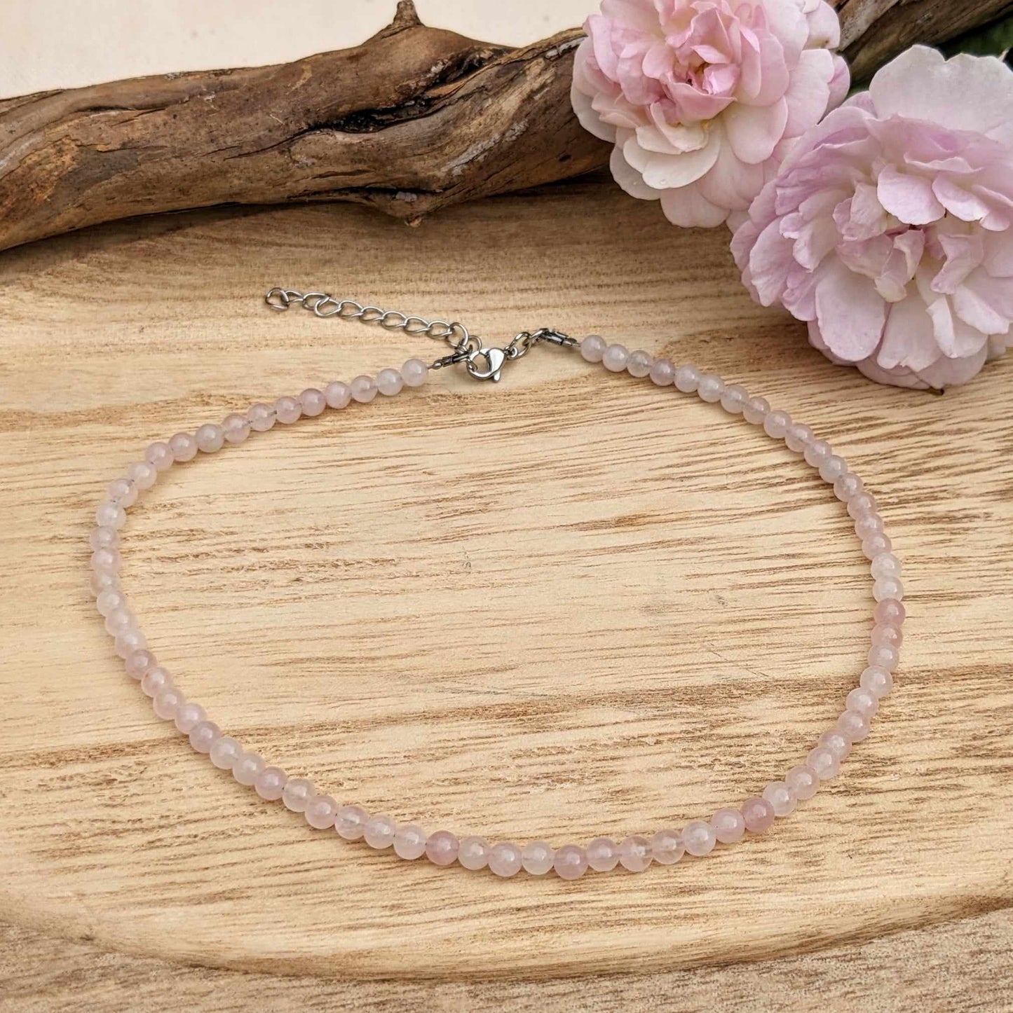 COLLIER RAS DE COU EN PERLES NATURELLES DE QUARTZ ROSE
