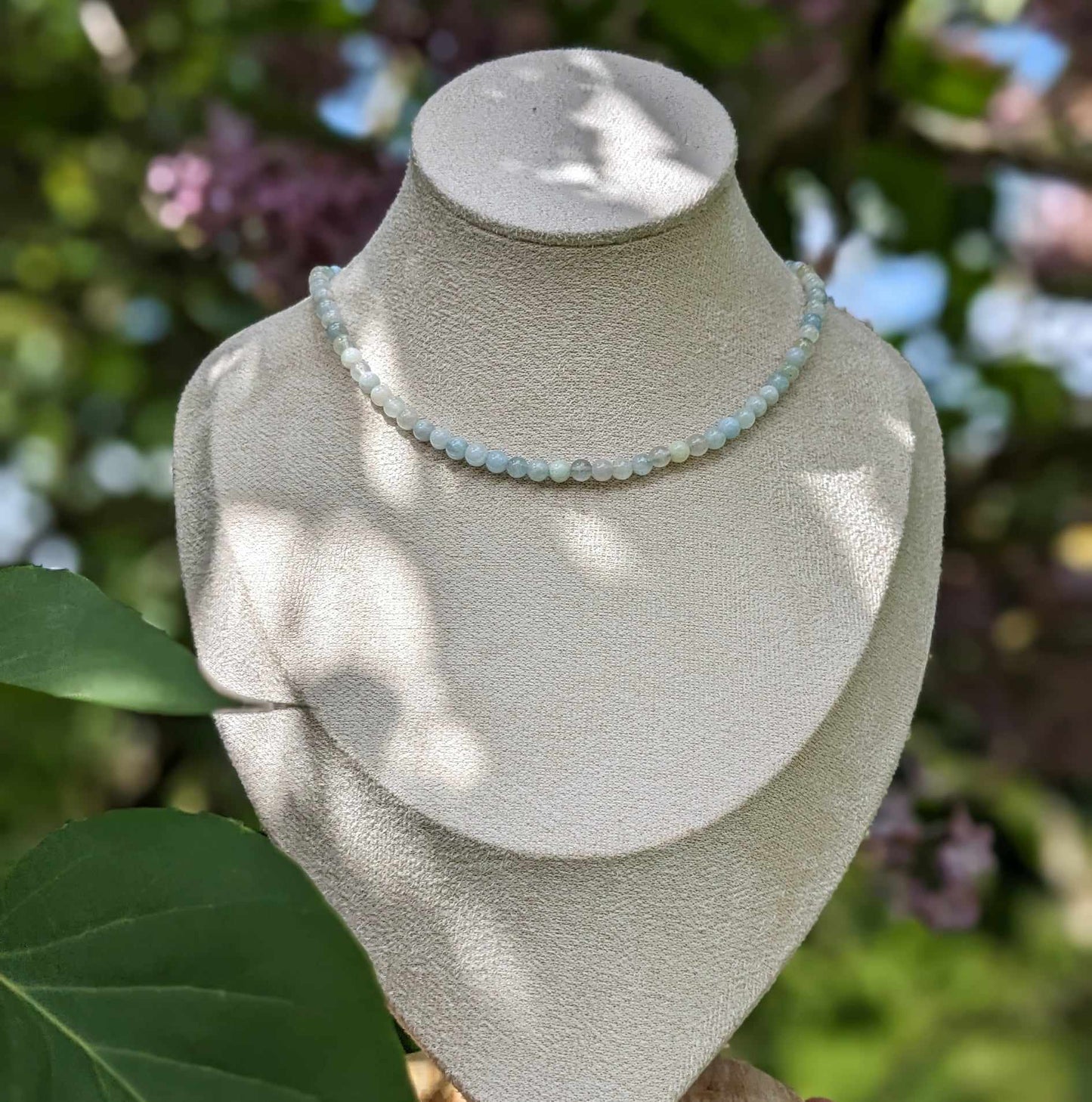 COLLIER RAS DE COU EN PERLES NATURELLES D'AIGUE MARINE