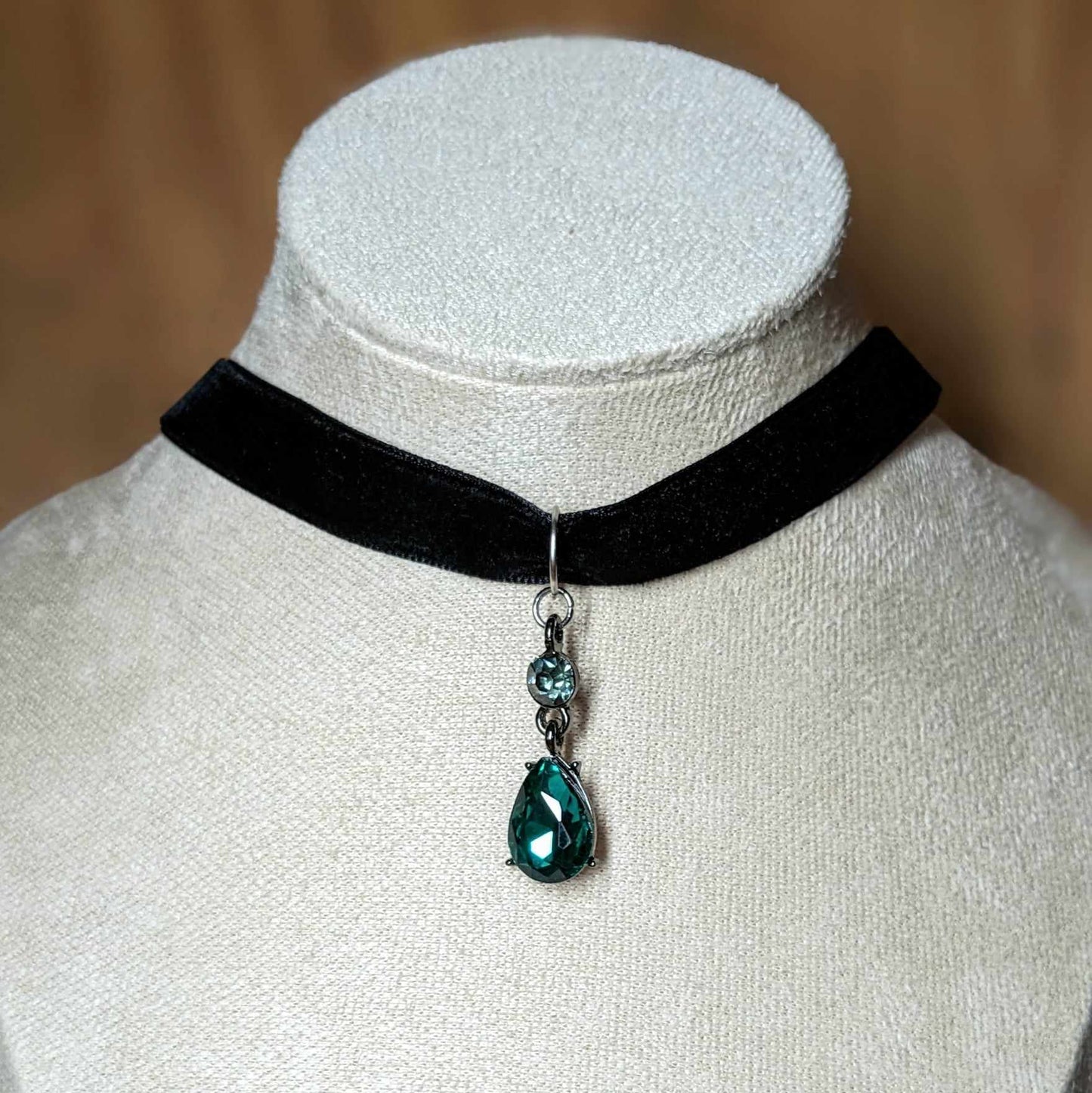 Collier Ras de Cou Victorien et pendentif vert émeraude