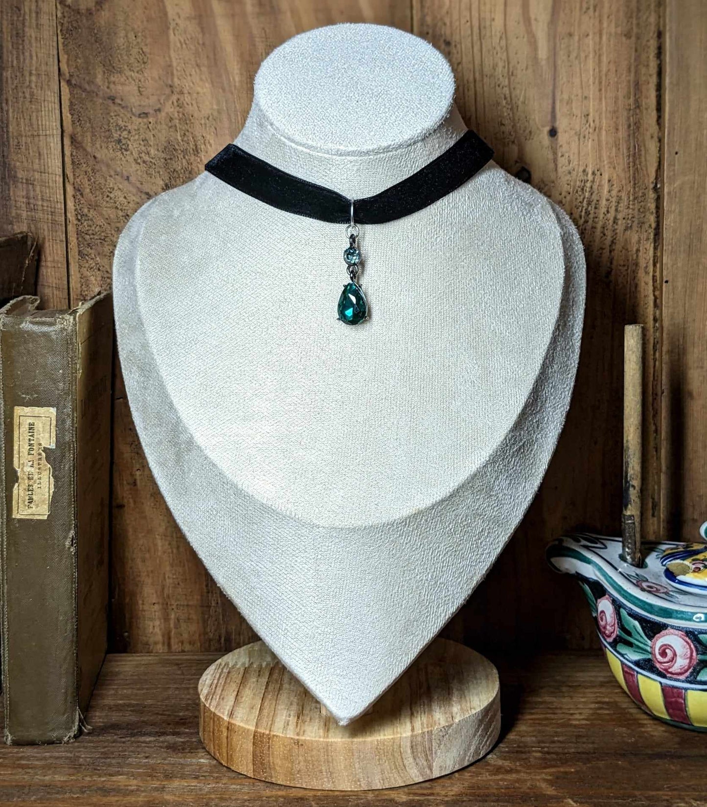 Collier Ras de Cou Victorien et pendentif vert émeraude