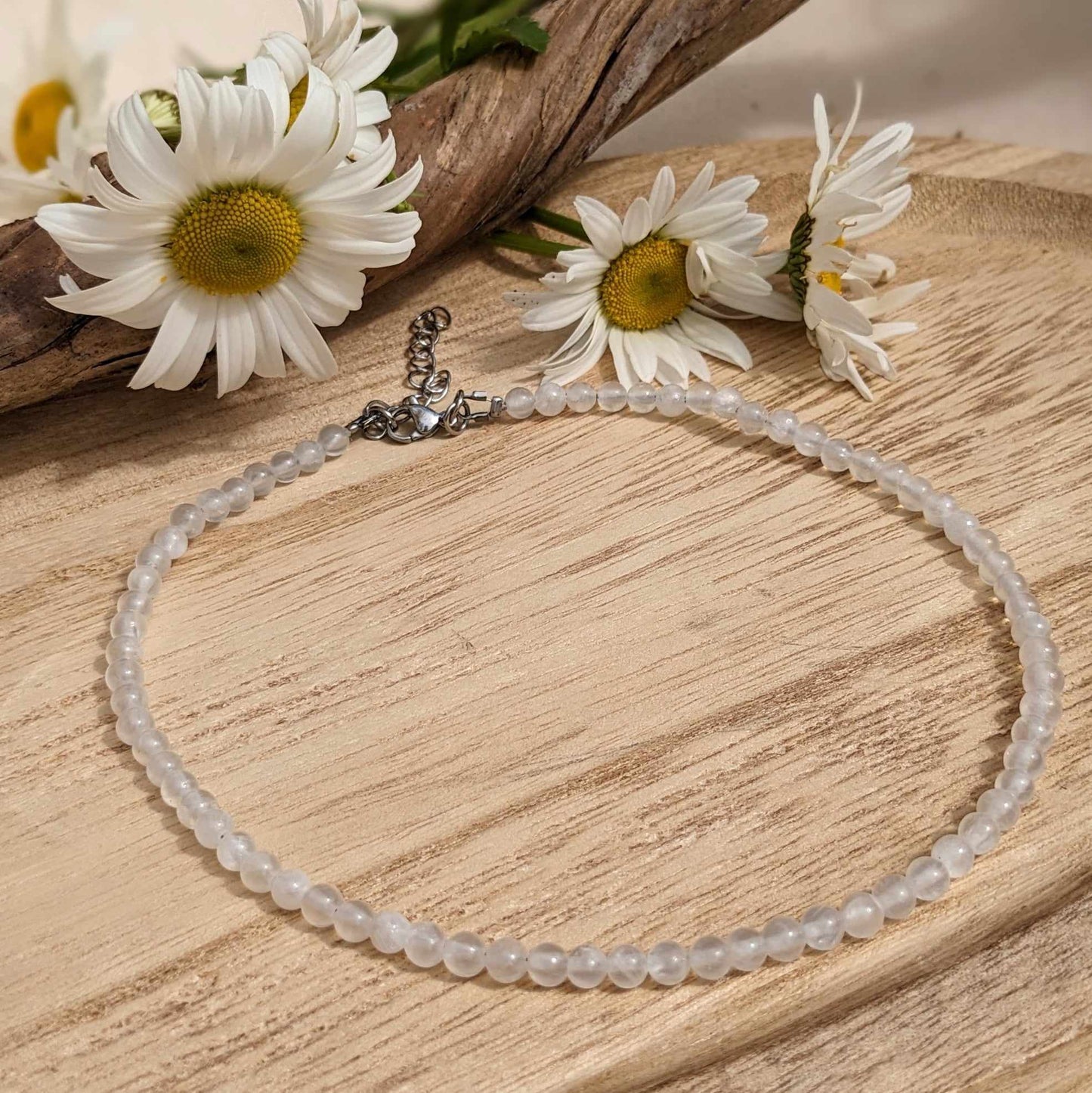 COLLIER RAS DE COU EN PERLES NATURELLES DE CRISTAL DE ROCHE