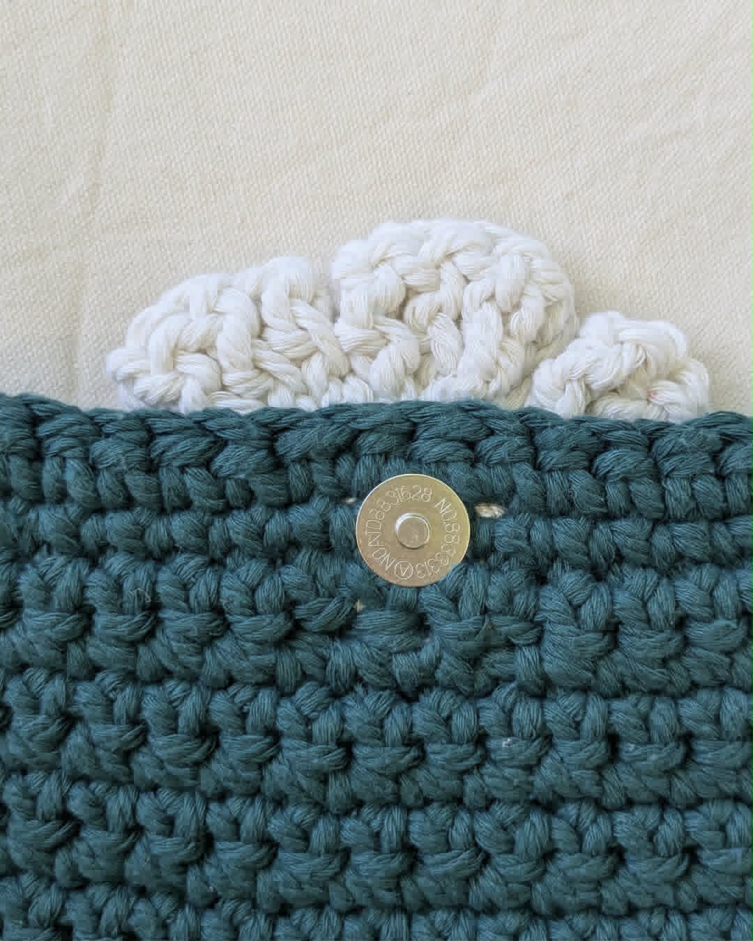 sac bandoulière crocheté main doublé cavec bouton magnétique
