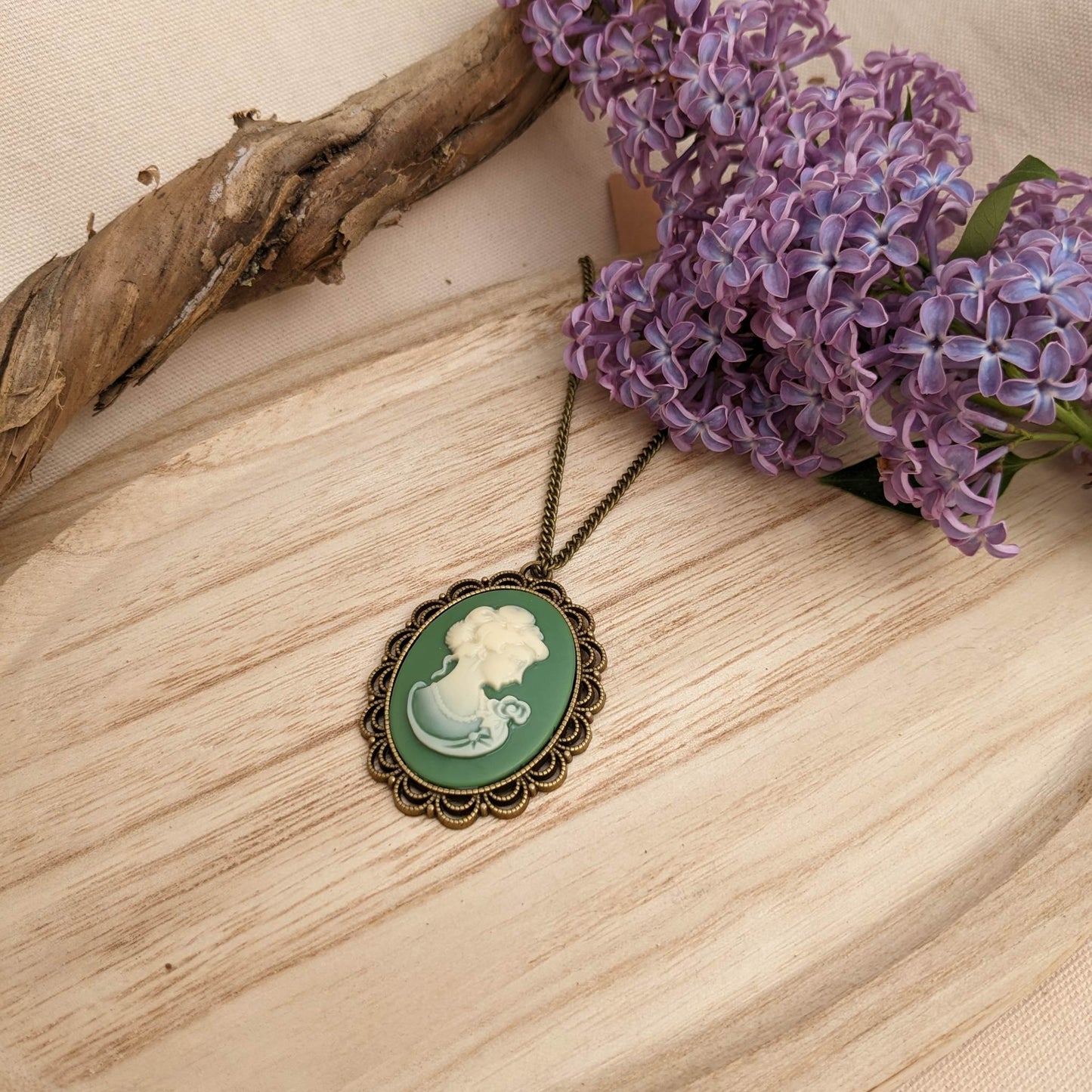 Collier Victorien en laiton et médaillon camée - Modèles au choix