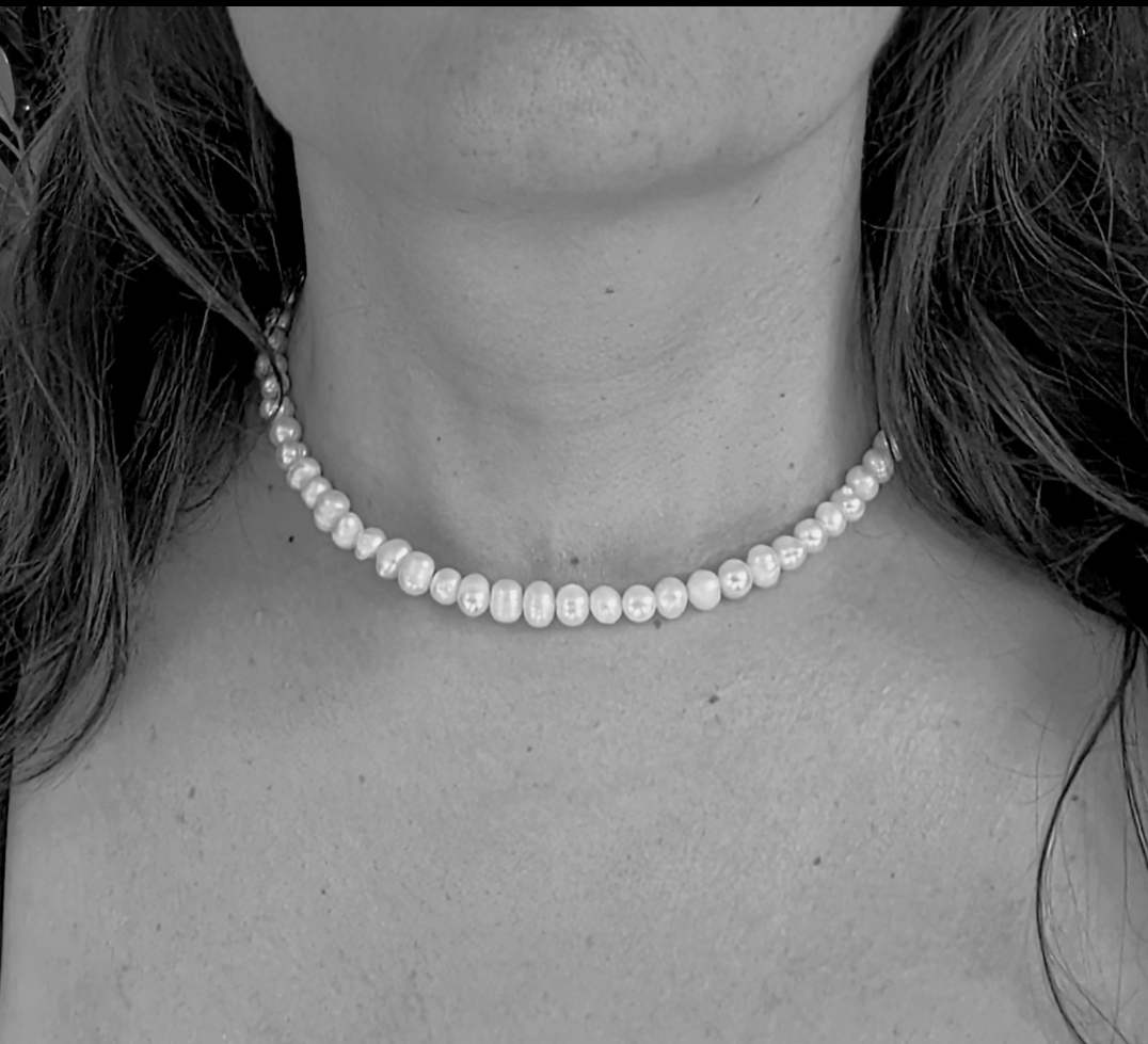 Collier ras de cou en perles d'eau douce.