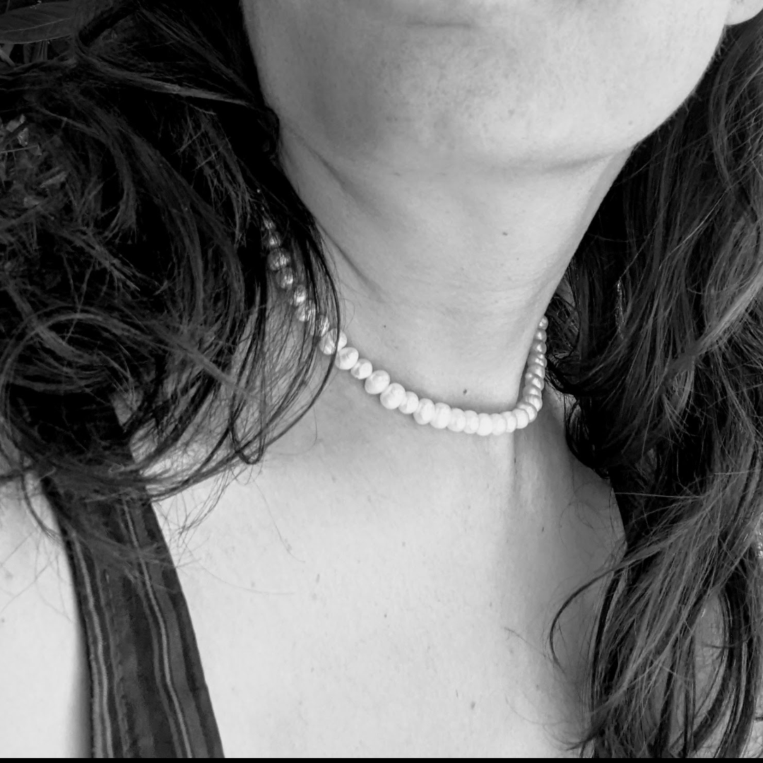 Collier ras de cou en perles d'eau douce.