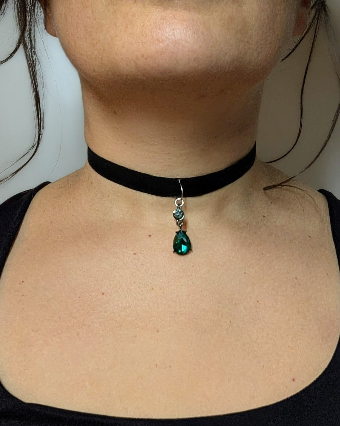 Collier Ras de Cou Victorien et pendentif vert émeraude