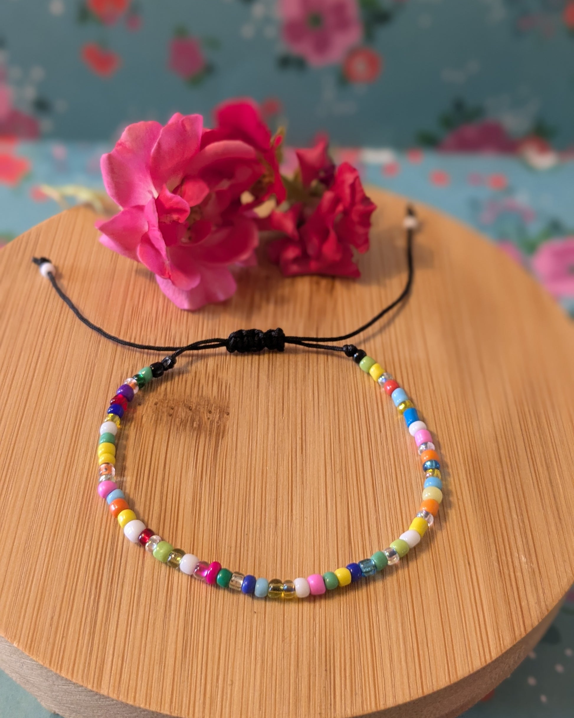 Bracelet perles de rocaille verre multicolore. Noeud coulissant
