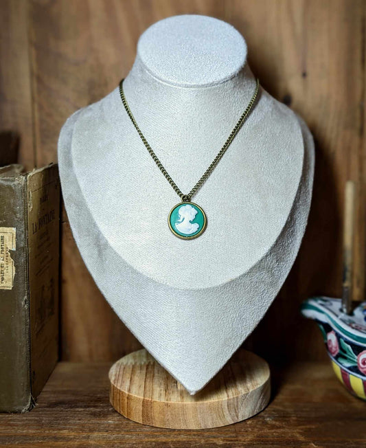 Collier Victorien en laiton et médaillon camée vert