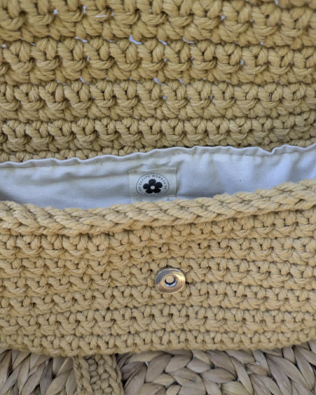 sac bandoulière crocheté main  doublé couleur  camel et bouton pression magnétique