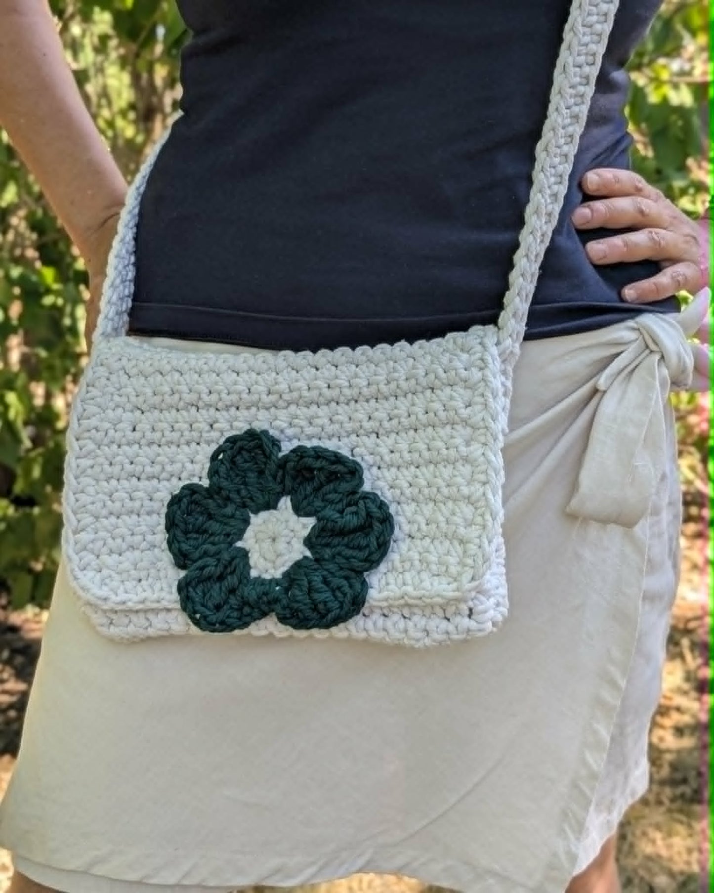sac bandoulière crocheté main doublé couleur écru + fleur Vert forêt
