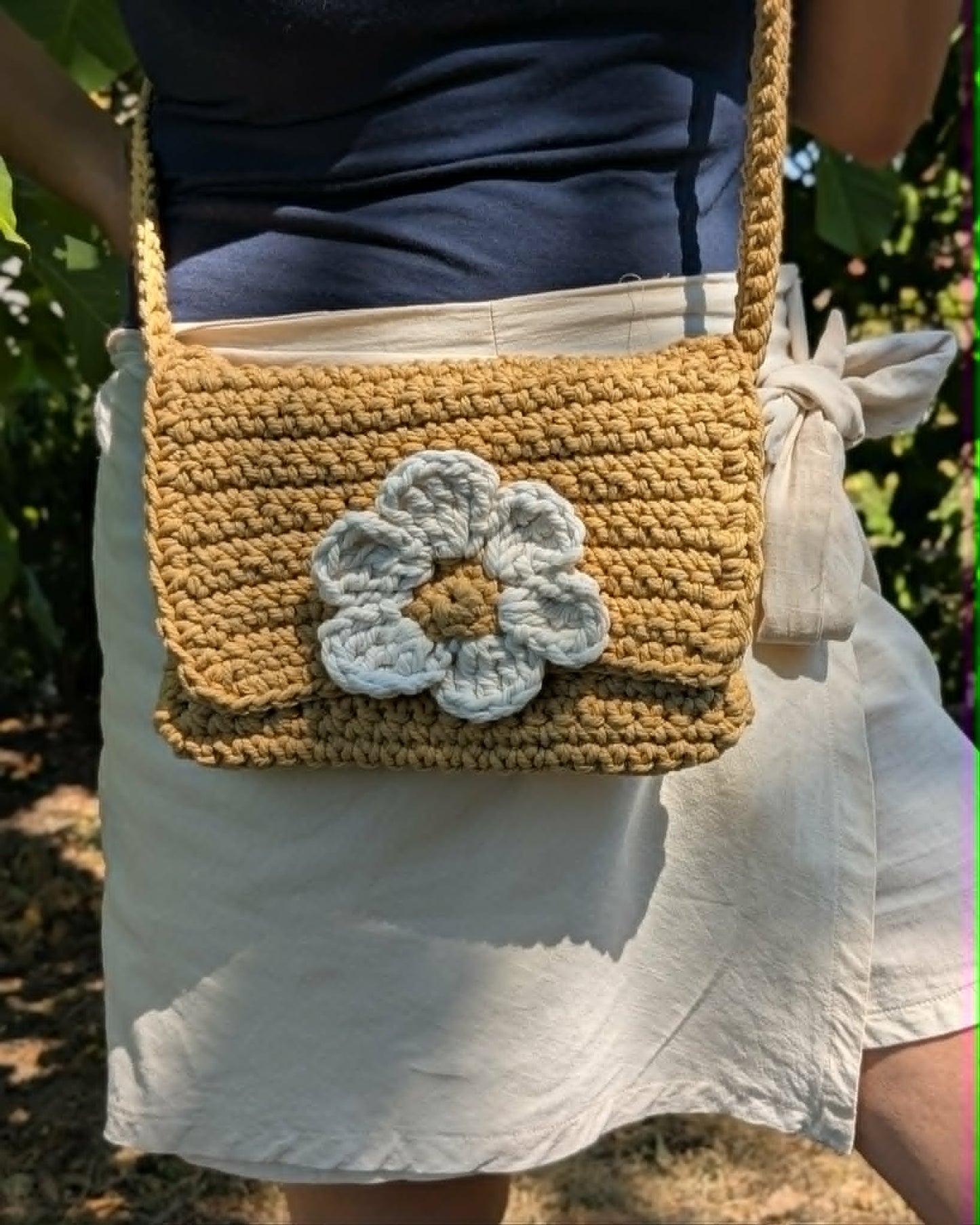 sac bandoulière crocheté main doublé couleur camel +fleur