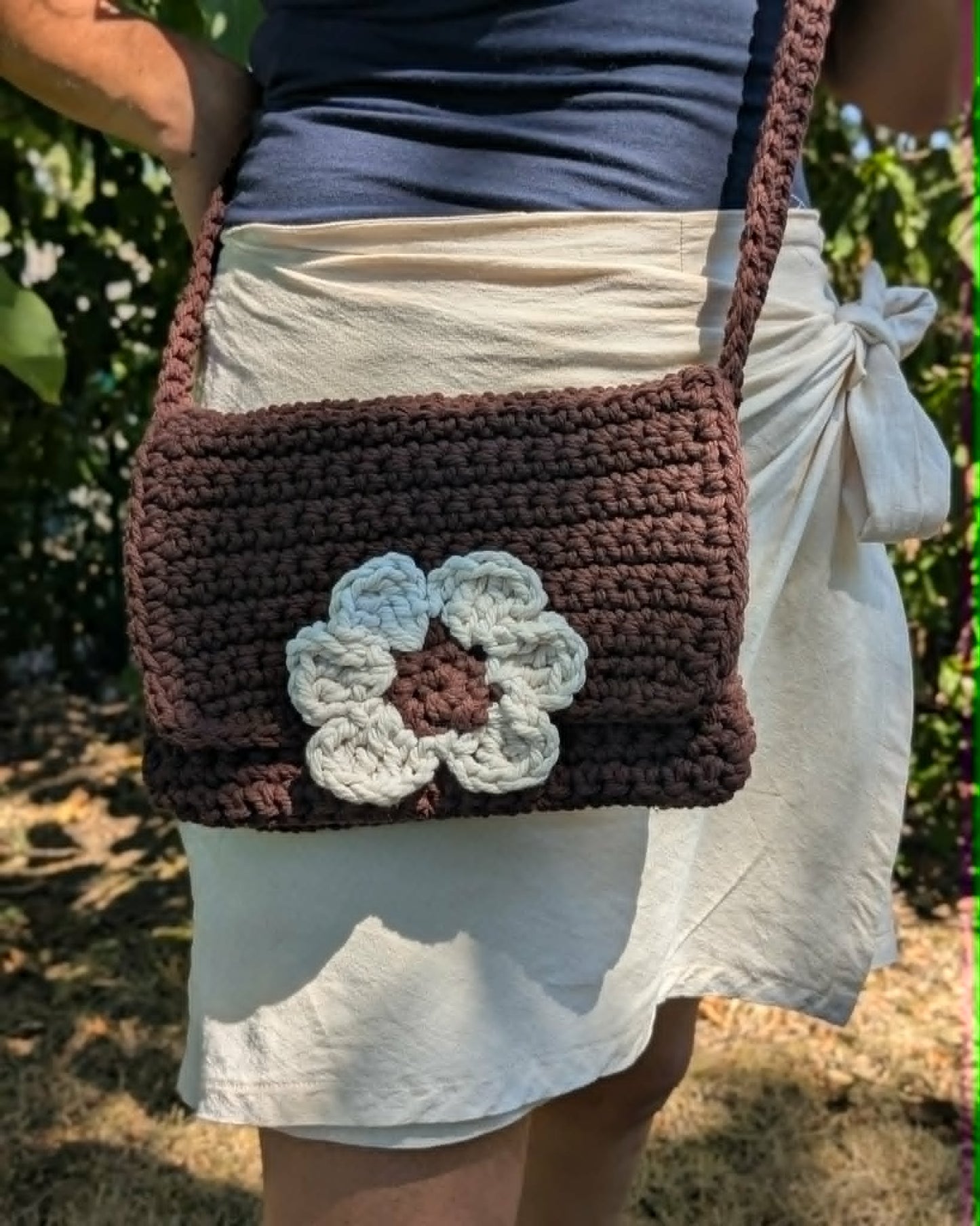sac bandoulière crocheté main doublé couleur marron + fleur écru