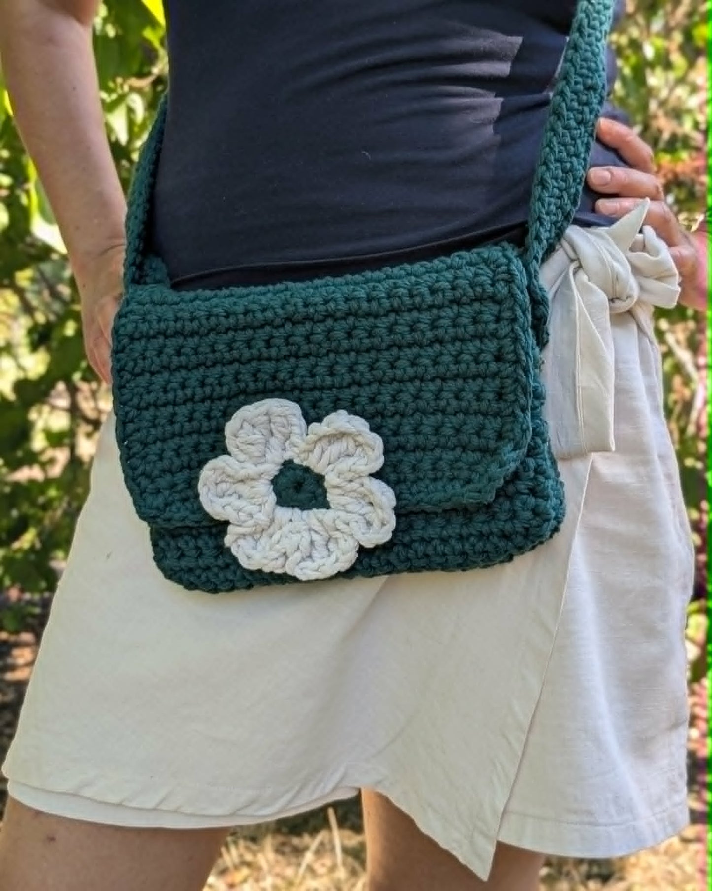 sac bandoulière crocheté main doublé couleur vert forêt + fleur écrue