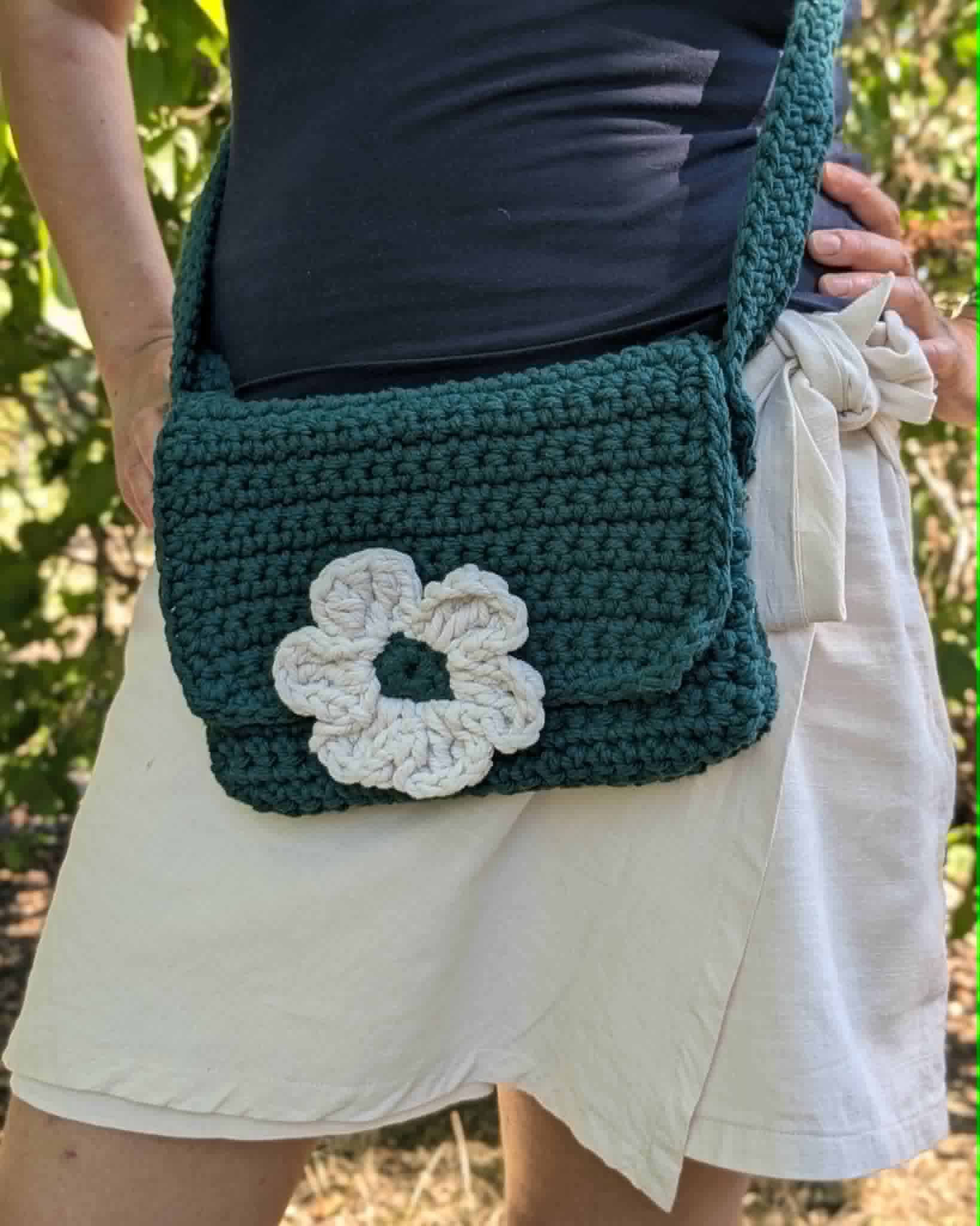 sac bandoulière crocheté main doublé couleur vert forêt + fleur écrue