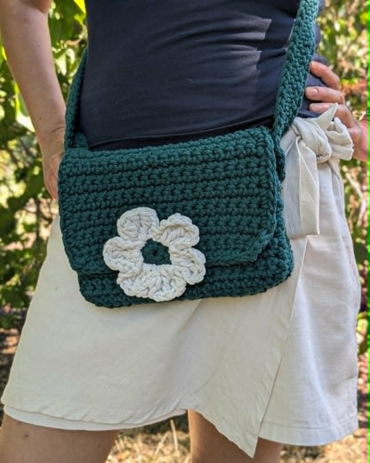 sac bandoulière crocheté main doublé couleur vert forêt + fleur écrue