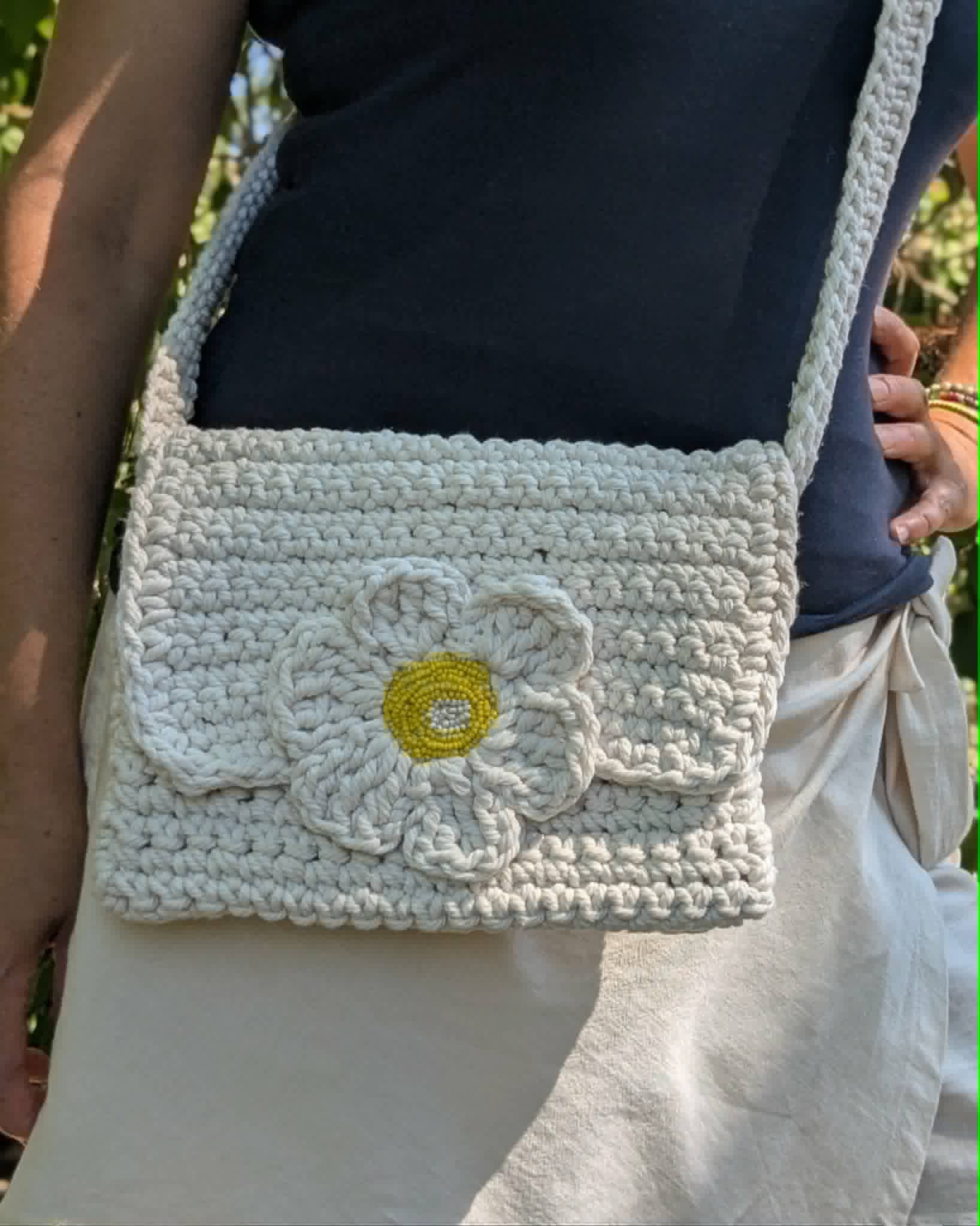 sac bandoulière crocheté main doublé couleur écru + fleur coeur jaune en perles de rocaille