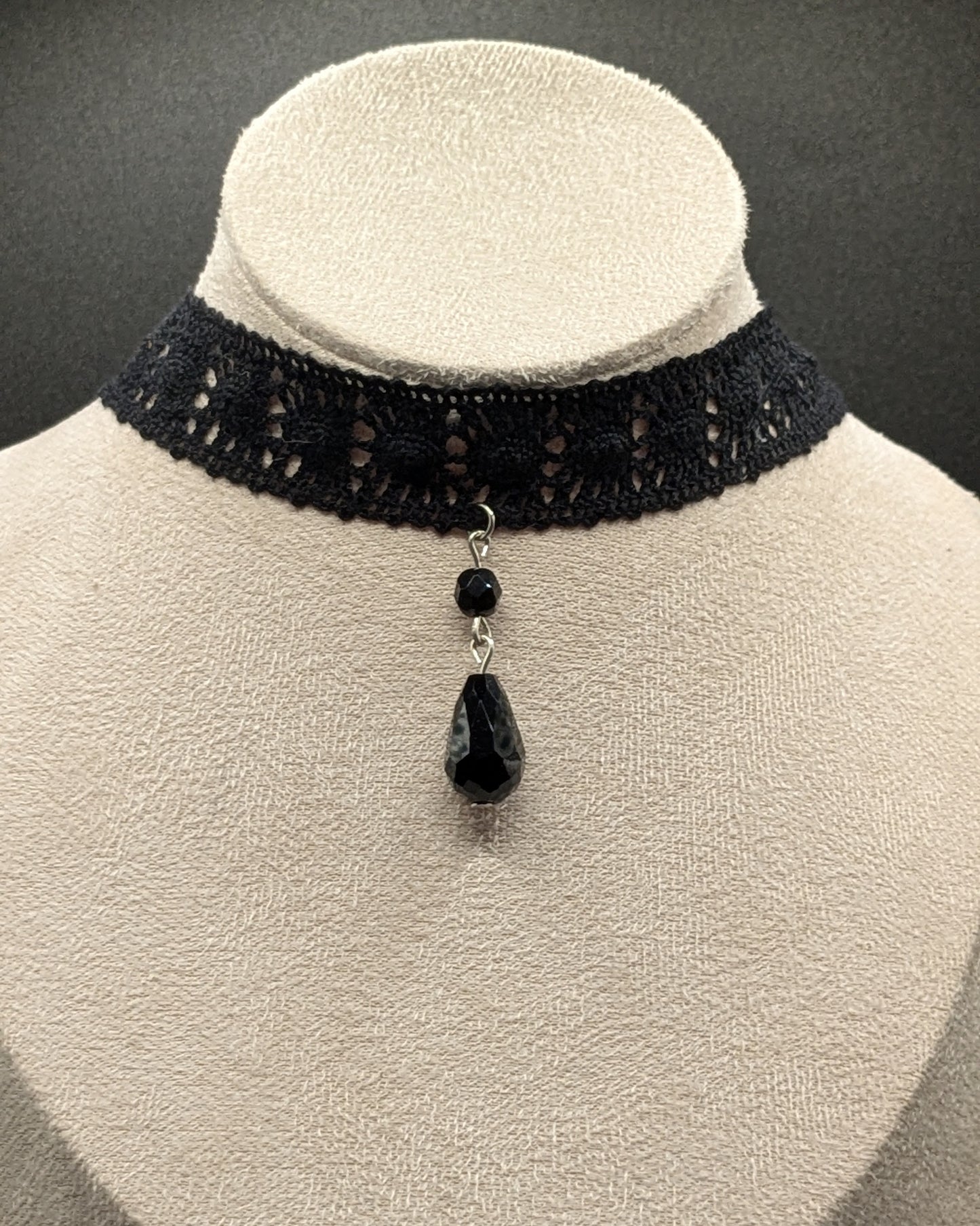 Collier Ras de Cou Victorien en Dentelle et pendentif noir