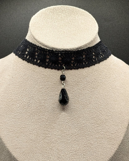 Collier Ras de Cou Victorien en Dentelle et pendentif noir