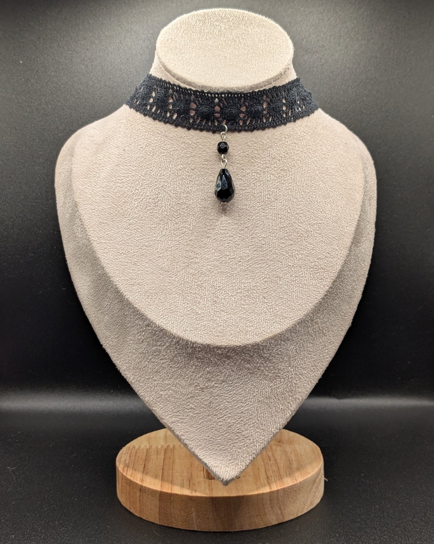 Collier Ras de Cou Victorien en Dentelle et pendentif noir