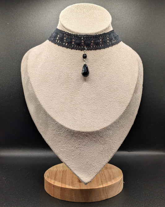 Collier Ras de Cou Victorien en Dentelle et pendentif noir